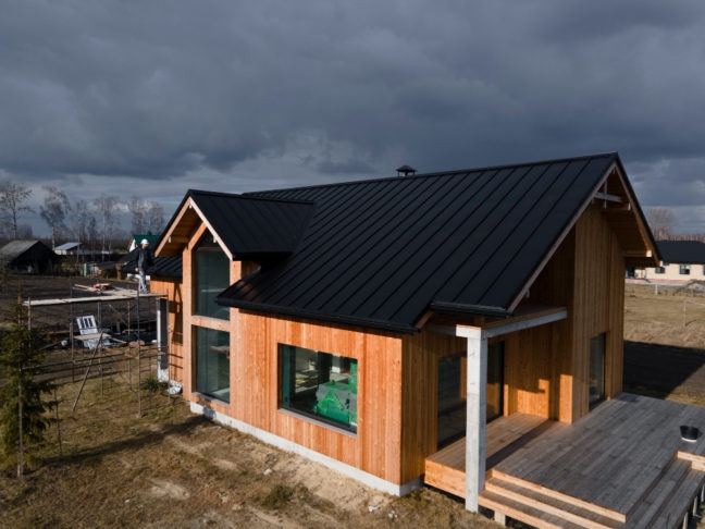 Devido ao alto custo para adquirir um imóvel novo, muitas pessoas nos EUA estão optando por casas pré-fabricadas, que são mais econômicas e sustentáveis. Reprodução: Flipar