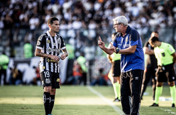 Nesse confronto, o treinador vascaíno era Barbieri e o do Santos, Odair Hellmann. Ambos seriam demitidos mais tarde. - Foto: Raul Baretta/Santos FC