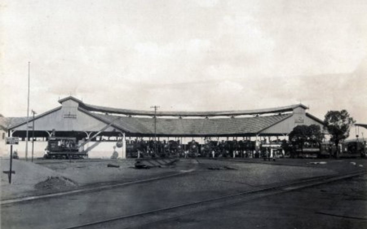 Sete Lagoas (MG): Localizada no pátio da Estação Central do Brasil, a rotunda de Sete Lagoas tinha formato semicircular de 180 graus. Não há registros precisos sobre sua construção e desativação.  Fotografias de diferentes épocas mostram o espaço ainda em funcionamento, mas em data não identificada a estrutura foi demolida.. Foto: Reprodução/Estações Ferroviárias do Brasil