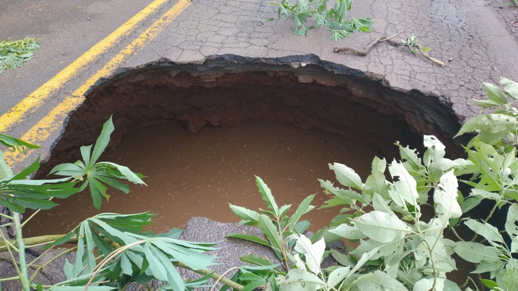 Cratera se abriu em estrada entre Xanxerê e Xavantina