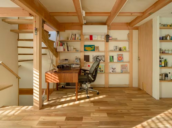 Casas japonesas mais novas costumam incorporar muita tecnologia: sistemas automáticos de aquecimento, banheiros com funções eletrônicas, isolamento térmico eficiente e, cada vez mais, energia solar e recursos sustentáveis.  Reprodução: Flipar