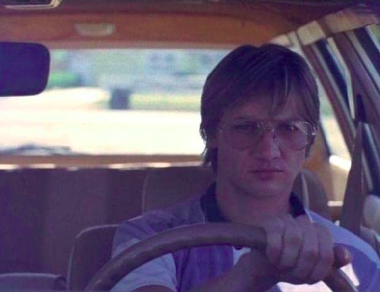 Em 2002, Jeremy Renner ganhou projeção ao viver o psicopata Jeffrey Dahmer, no filme de suspense “Dahmer: Mente Assassina”. Reprodução: Flipar