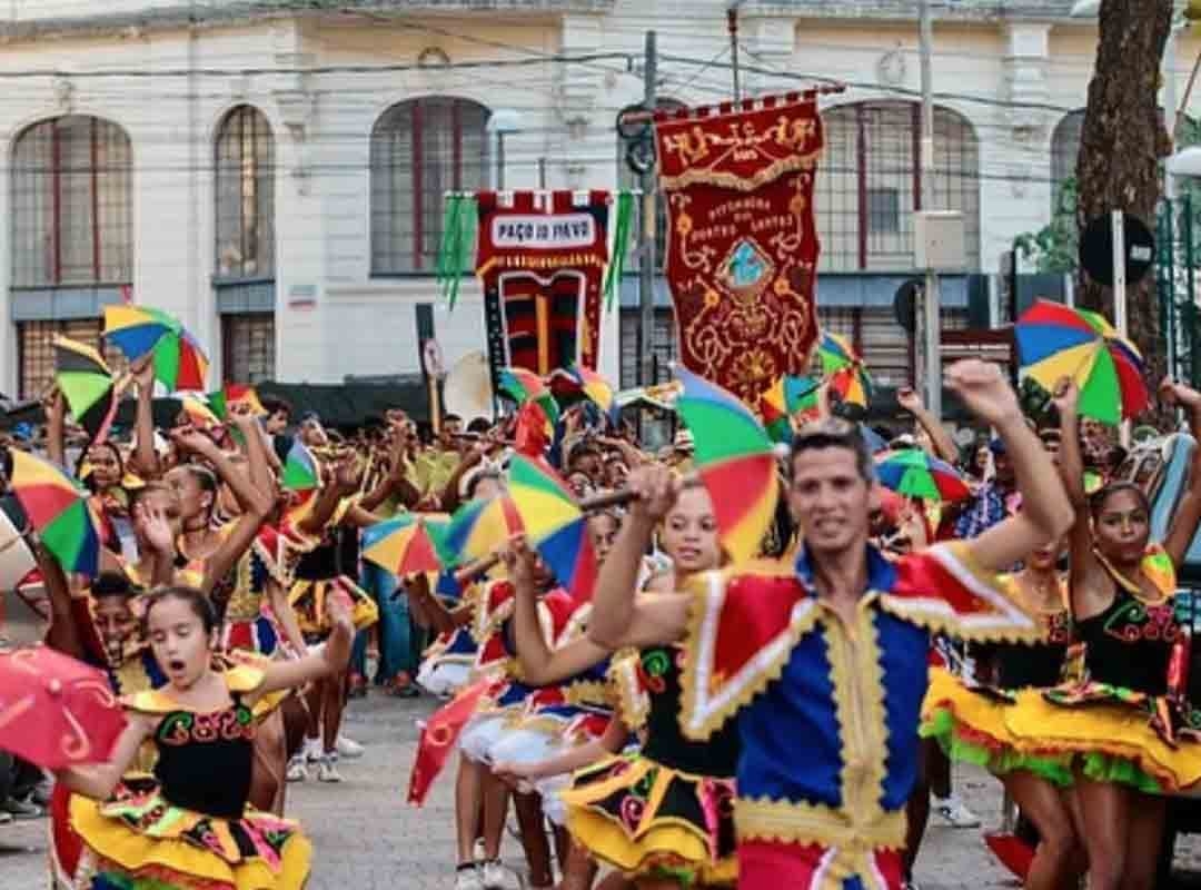 O frevo nasceu da junção da capoeira. Ela foi  utilizada inicialmente como arma de defesa dos passistas que remete diretamente à luta, resistência e camuflagem, herdada da capoeira e dos capoeiristas, que faziam uso de porretes ou cabos de velhos guarda-chuvas como arma contra grupos rivais. Reprodução: Flipar