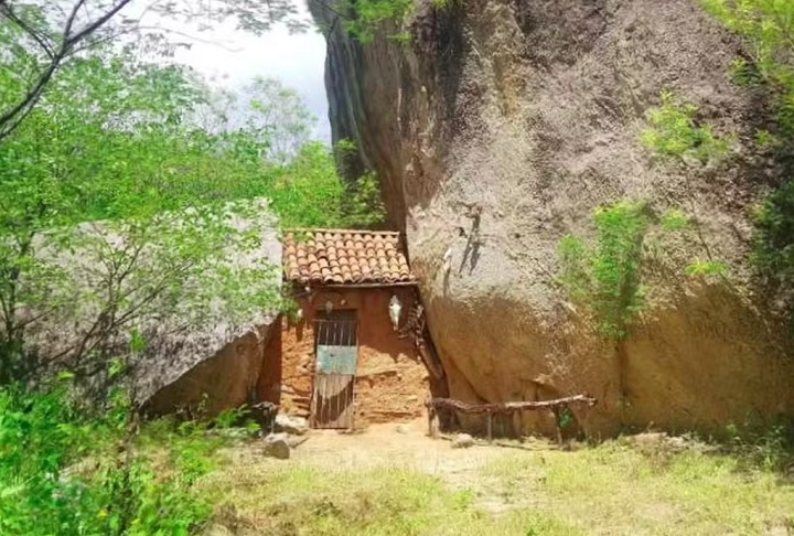 A ideia surgiu do aproveitamento natural do espaço entre duas rochas gigantes, que funcionam como as paredes laterais. Reprodução: Flipar