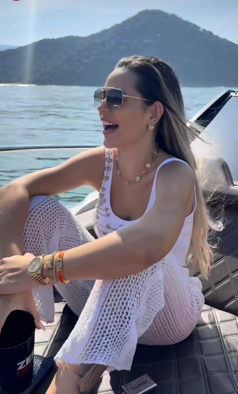 Deolane curtiu passeio de barco nesta segunda-feira (10) Reprodução/Instagram