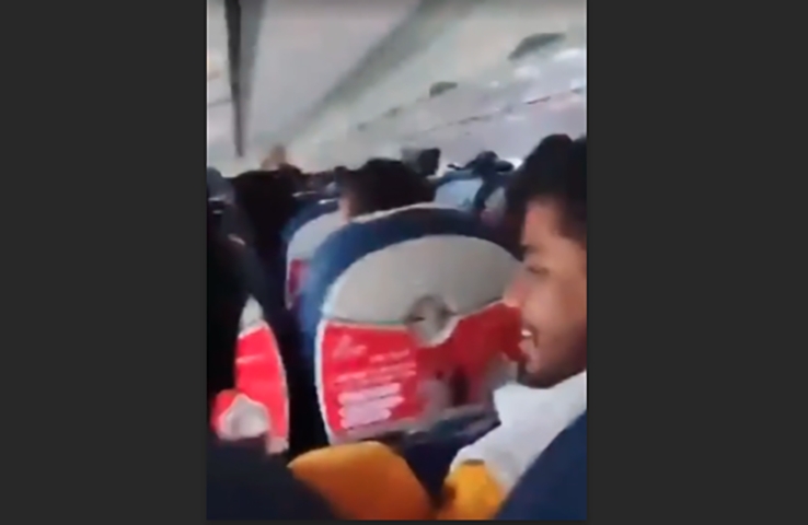 No vídeo, é possível ver que os passageiros estão calmos e não há qualquer indicação de que havia algum problema com o avião. Um deles até sorri.  Reprodução: Flipar