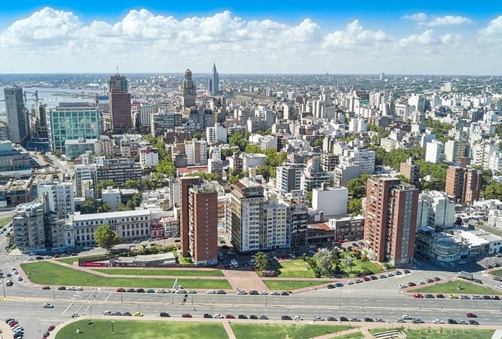 O Uruguai também ficou conhecido por ser pioneiro em medidas relacionadas aos direitos civis e à democratização da sociedade. Em 1907, foi o primeiro país a legalizar o divórcio e, em 1932, o segundo da América a conceder às mulheres o direito a voto. Reprodução: Flipar