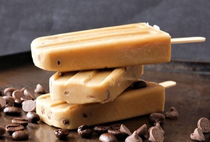 Duas colheres de sobremesa de café solúvel se juntam a 40g de chocolate meio amargo, 1 colher de chá de cacau em pó, 400 ml de leite e 40g de açúcar mascavo. Se preferir faça sem o chocolate (pode usar baunilha).  Reprodução: Flipar