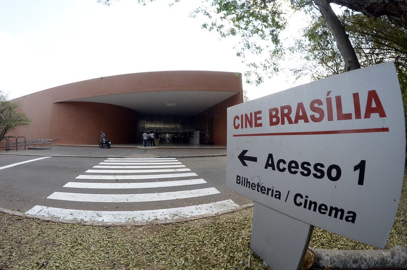 Cine Brasília – Brasília - Inaugurado em 1960, é um dos símbolos da capital federal. Com arquitetura modernista, abriga o Festival de Brasília do Cinema Brasileiro, um dos mais antigos do país. Passou por reformas e continua exibindo filmes nacionais e eventos especiais. - Joel Rodrigues/Agência Brasília Reprodução: Flipar