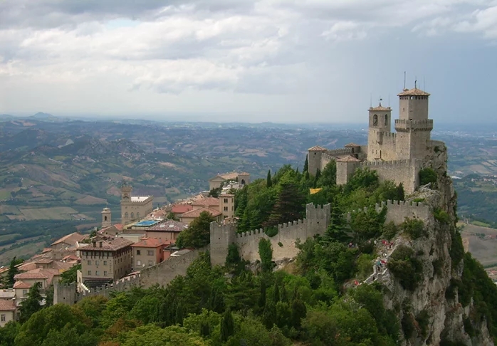 San Marino foi fundada por um pedreiro cristão chamado Marinus, que fugiu das perseguições romanas. Ele se refugiou no Monte Titano, uma das montanhas dos Apeninos, onde começou uma pequena comunidade cristã.  Reprodução: Flipar