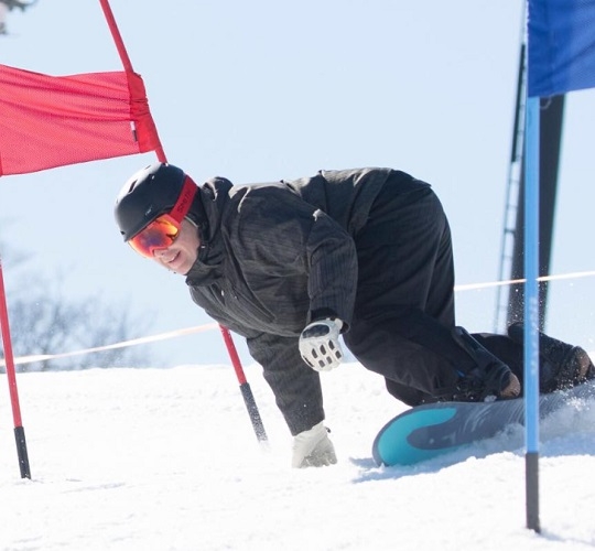 Jackson Hole, Wyoming - Esportes: Esqui, snowboarding, rafting - Descrição: Com algumas das pistas de esqui mais desafiadoras dos EUA, Jackson Hole é um destino de inverno icônico. No verão, o rafting no Rio Snake oferece uma emocionante aventura - Melhor época: Inverno (dezembro-março) para esqui, verão (junho-agosto) para rafting. Reprodução: Flipar