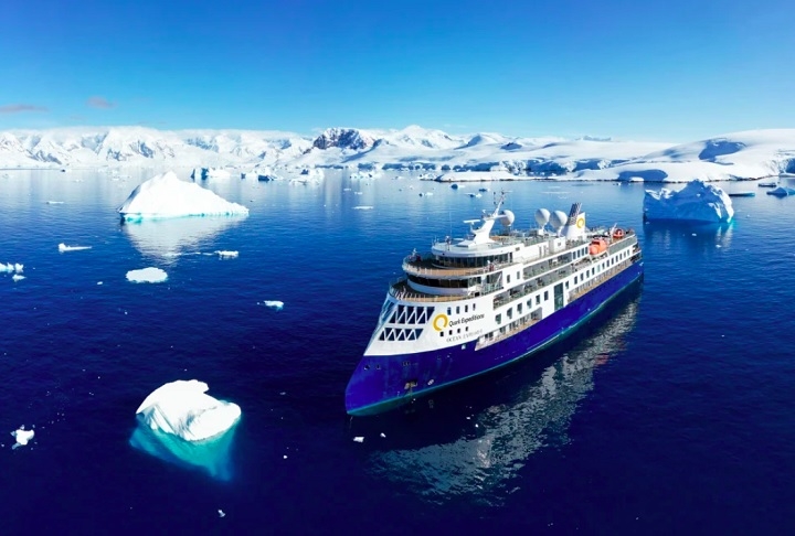 A blogueira de viagens Lesley Anne Murphy compartilhou um vídeo do momento a bordo do navio Ocean Explorer, da Quark Expeditions. Reprodução: Flipar