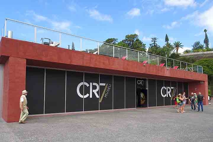 O Museu CR7, dedicado ao famoso jogador de futebol Cristiano Ronaldo, está localizado em Funchal, cidade natal do atleta. O museu apresenta a trajetória de Ronaldo, com diversas exposições sobre seus troféus, camisas e prêmios. Reprodução: Flipar