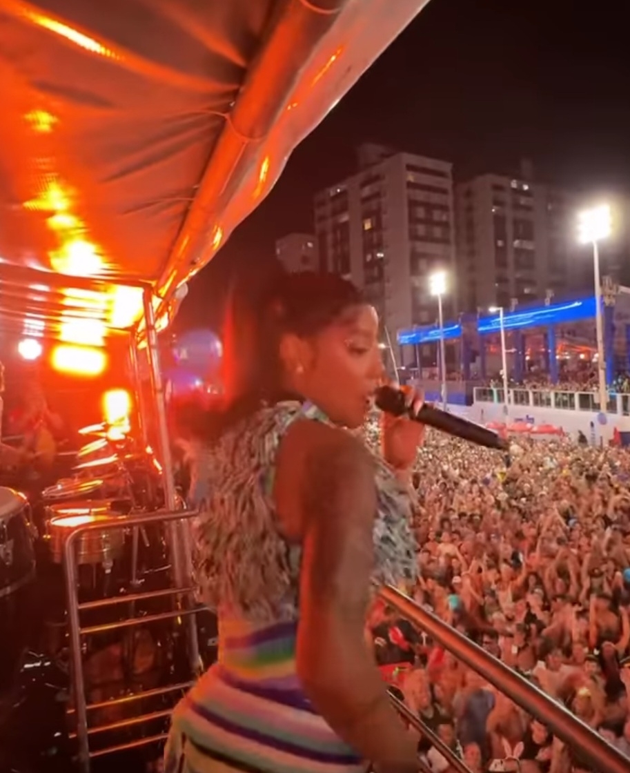 A cantora Ludmilla  deu a largada no Carnaval de Salvador , na Bahia , um dos mais populares do Brasil.  Ela agitou os foliões no circuito Barra Ondina. E disse que adora estar no Nordeste.  Reprodução: Flipar