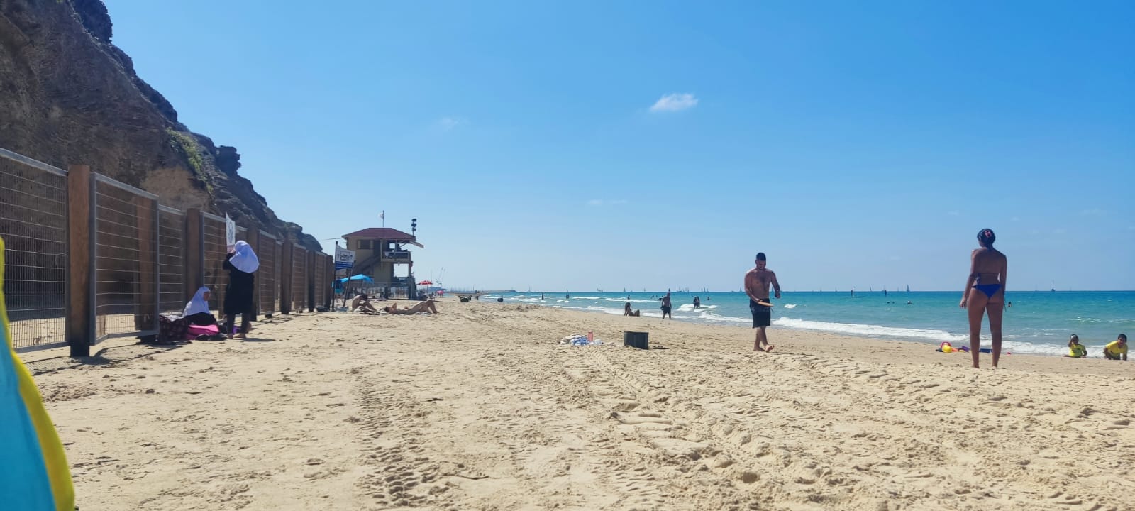 No alegado "país do apartheid", árabes e judeus dividem espaço nas praias locais Foto: Miriam Sanger