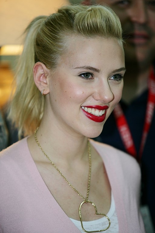 Durante participação no podcast “Table for Two”, a atriz também criticou a objetificação de outras mulheres jovens na indústria. 