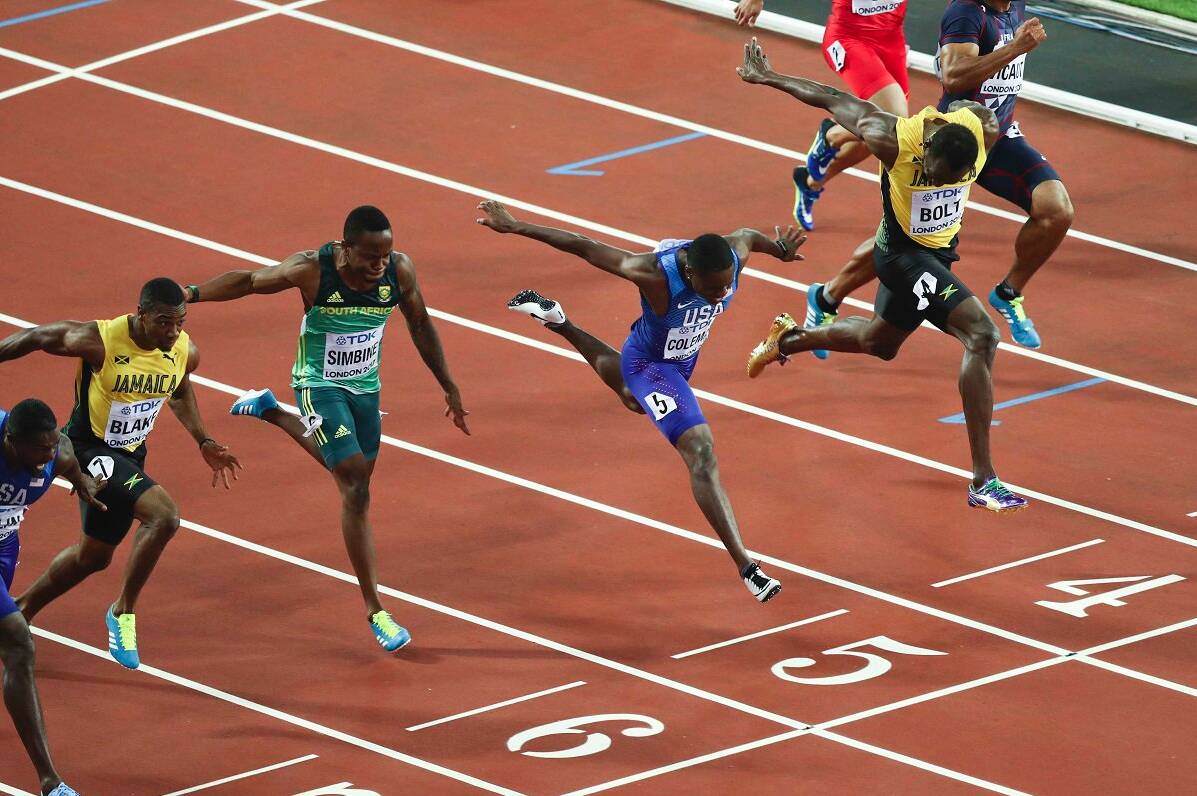 Usain Bolt e atletas na chegada dos 100m rasos no Mundial de Atletismo. Foto: Reprodução/Twitter