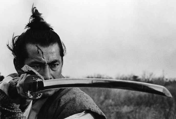 Se Akira Kurosawa é o grande diretor dos filmes de samurai, o ator Toshiro Mifune é seu equivalente no século 20. Mifune se tornou sinônimo da imagem cinematográfica do samurai, destacando-se tanto na ação quanto no drama. Com uma habilidade notável no manejo da espada, o ator se tornou um mestre do Chambara (o gênero de filmes de samurai no Japão) e conquistou plateias ao redor do mundo com suas atuações intensas. Ele é, sem dúvida, o samurai primordial do cinema. Reprodução: Flipar