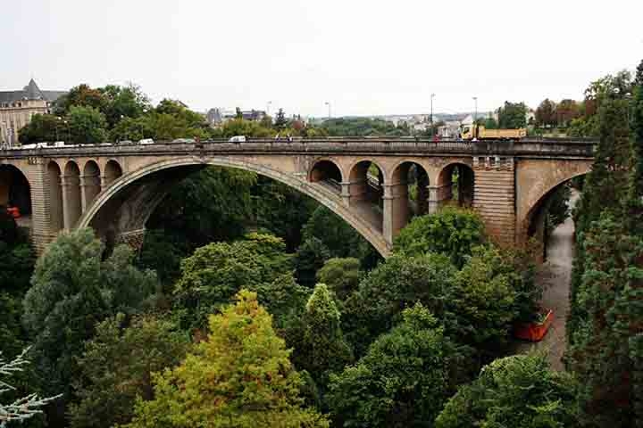 Ponte Adolphe: Construída entre 1903 e 1923, essa ponte atravessa o rio Pétrusse, ligando o centro da cidade à estação ferroviária de Luxemburgo e ao bairro de Limpertsberg. Reprodução: Flipar