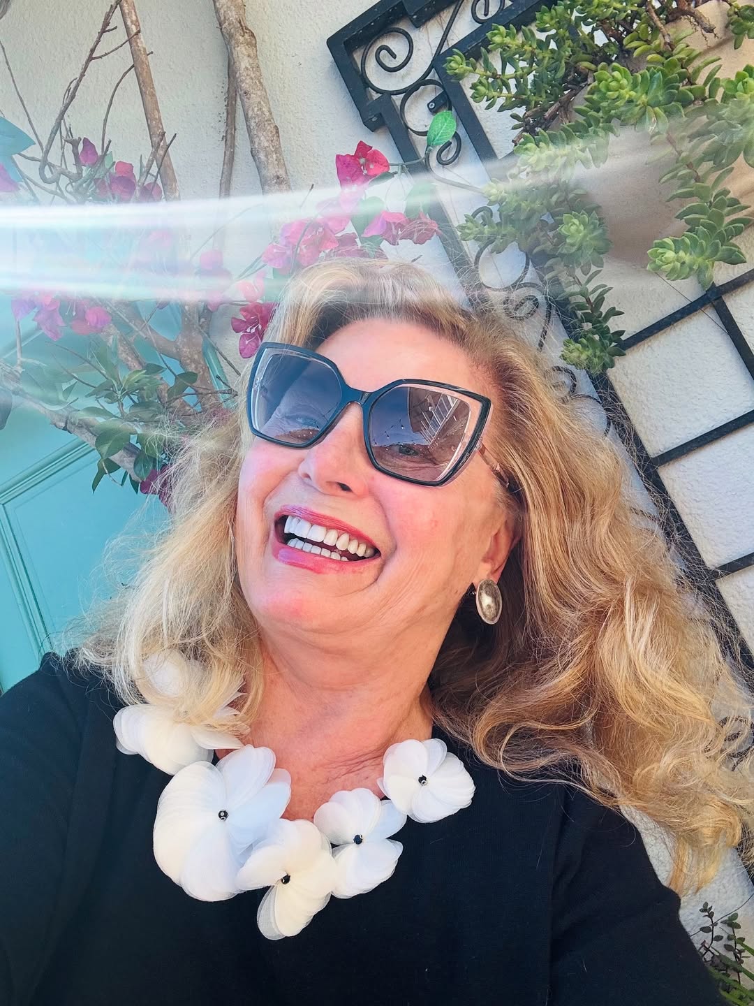 Na legenda, Vera destacou que, apesar de concordar com movimentos contra o etarismo, prefere não participar de campanhas. “Concordo com todas, só não saio por aí com cartazes. Mas temos que falar mesmo”, afirmou. A declaração faz referência a manifestações de atrizes que questionam padrões de idade.. Foto: Instagram