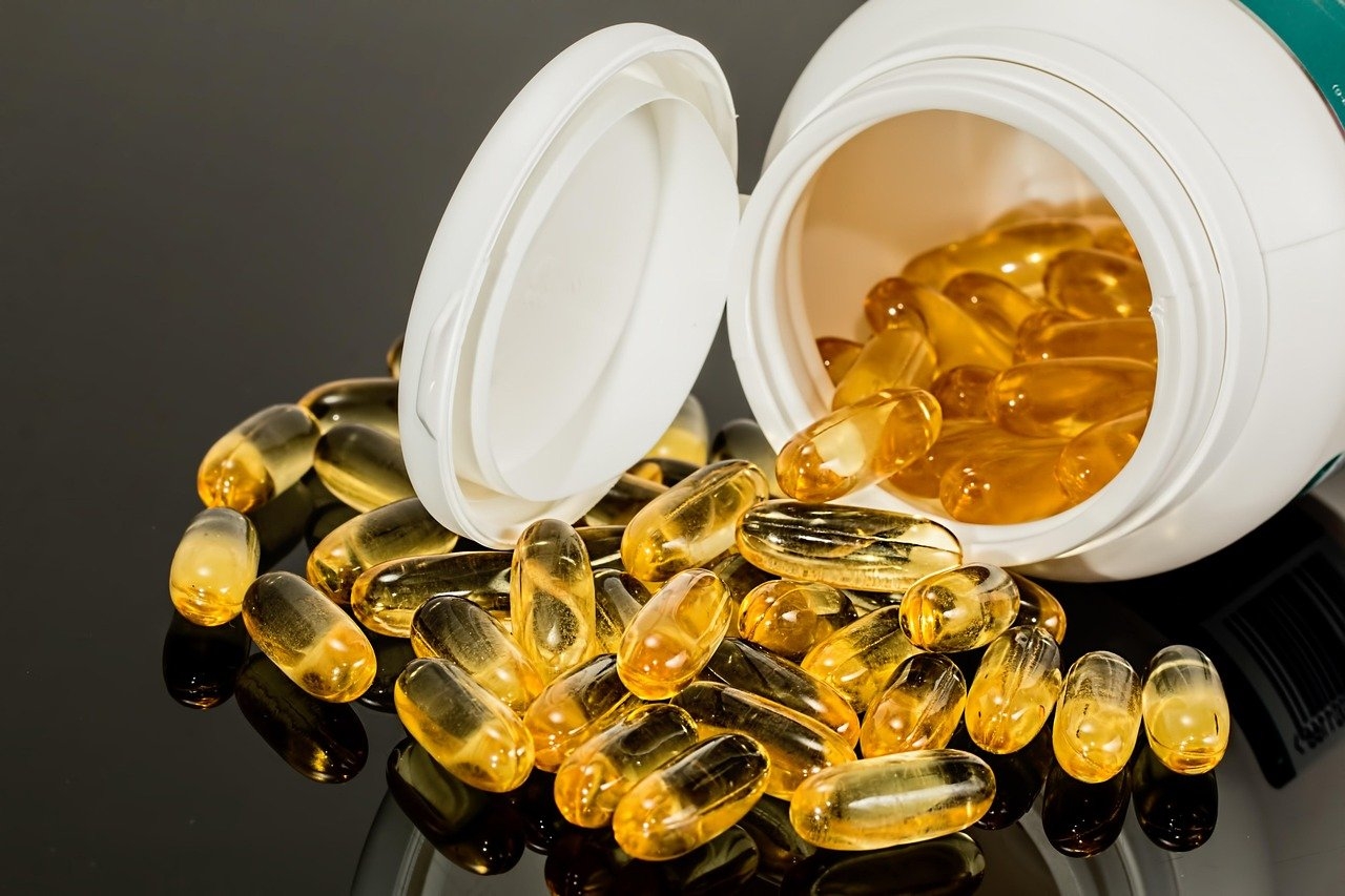 No entanto, devem ser recomendados por um médico ou nutricionista. As cápsulas dos suplementos à base de óleo de peixe contém, em média, 1.000 mg de óleo de peixe em cada cápsula, contendo 180 mg de EPA e 120mg de DHA. Reprodução: Flipar