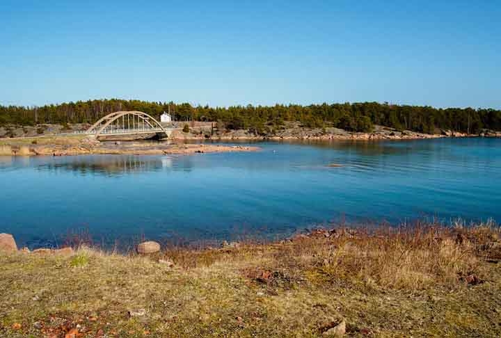 Segundo a Veuve, por conta da baixa salinidade (20 vezes inferior à do Oceano Atlântico) e temperatura constante de 4°C, o Mar Báltico proporciona um ambiente de envelhecimento perfeito. Reprodução: Flipar