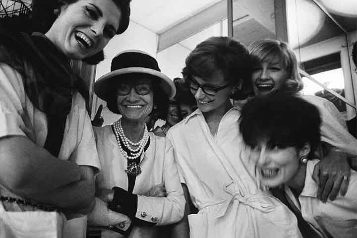 Em seguida, ela também apresentou um conceito inovador: peças femininas com linhas simples, confortáveis e sem espartilhos, libertando as mulheres do traje considerado opressivo.
 Reprodução: Flipar