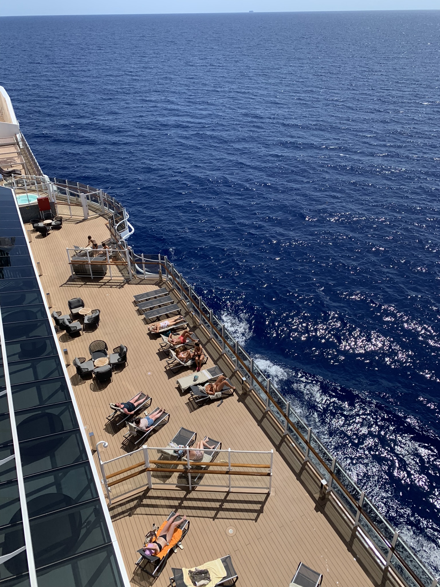Deck com espreguiçadeiras para tomar sol ao redor do navio. Foto: Leticia Moreira / Portal iG - 28.08.2022