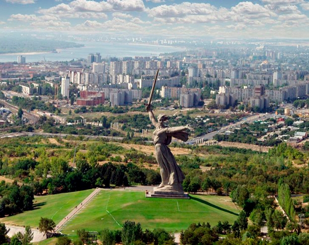 Mãe Pátria (Rússia) - 51,8m - Fica em Volvogrado. É feita de concreto e aço. Foi inaugurada em 1967.  Reprodução: Flipar