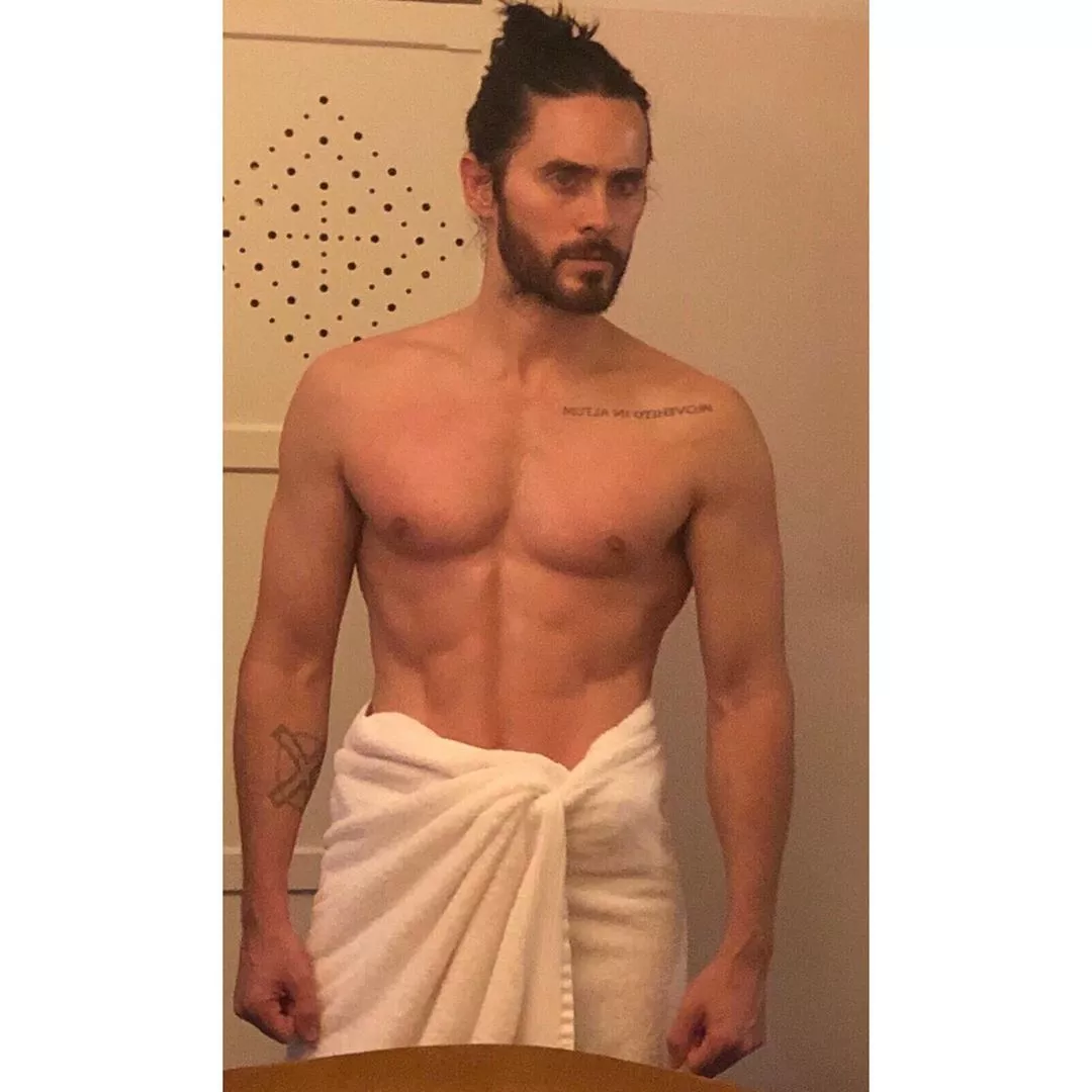 Jared Leto, de 52, ainda que não demonstre à primeira vista tal idade, não tenta esconder o corpo estrutural Reprodução