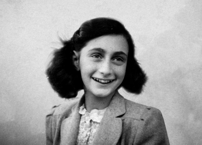 O filme narra o testemunho pessoal por meio de cartas e filmagens raras de Anne Frank.  Por mais de dois anos trancada no esconderijo de uma casa em Amsterdã com sua família, Anne relatou seu drama num diário . Judia, ela acabaria sendo assassinada num campos de concentração pelos nazistas.  Reprodução: Flipar