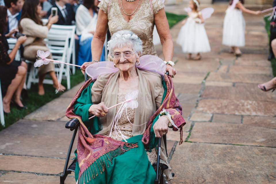 Como avó sempre foi muito próxima da noiva, não poderia ficar de fora do casamento, sendo chamada para participar como florista. Foto: Facebook/Love What Matters/Lara Rose Photography/Reprodução