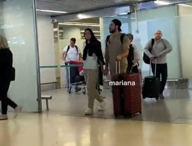 Em 23/5, Ana Castela e Gustavo Mioto foram flagrados desembarcando no aeroporto de Lisboa de mãos dadas. Isso foi mais do que o suficiente para os fãs enlouquecerem. 