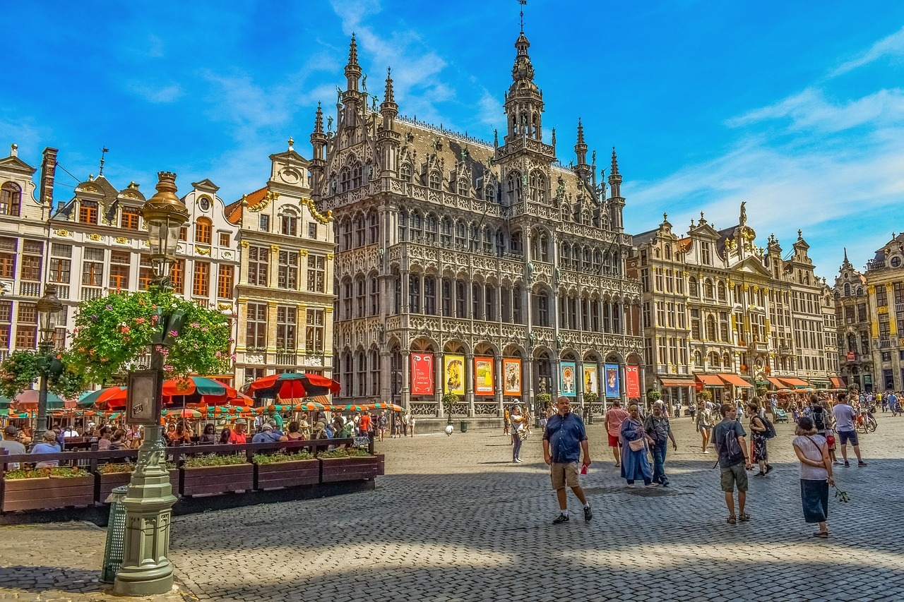 Grand Place – Bruxelas, Bélgica - Do século XVII, impressiona pelos edifícios ornamentados e pela prefeitura gótica. É considerada uma das praças mais bonitas do mundo, especialmente durante o festival de tapetes de flores. Um símbolo da cultura belga Reprodução: Flipar