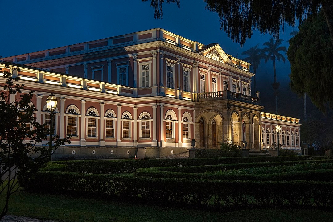 O centro histórico abriga o Museu Imperial, com mais de 300 mil itens do império brasileiro, incluindo o trono e a coroa.  Reprodução: Flipar