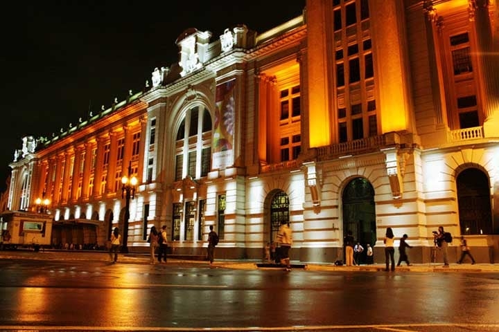 Inaugurada em 1938, a Estação Júlio Prestes é uma das mais importantes da cidade de São Paulo e um exemplo marcante da arquitetura ferroviária do século XX. Originalmente projetada para a Estrada de Ferro Sorocabana, a estação se transformou no atual local da Sala São Paulo, sede da Orquestra Sinfônica do Estado de São Paulo (Osesp). Reprodução: Flipar