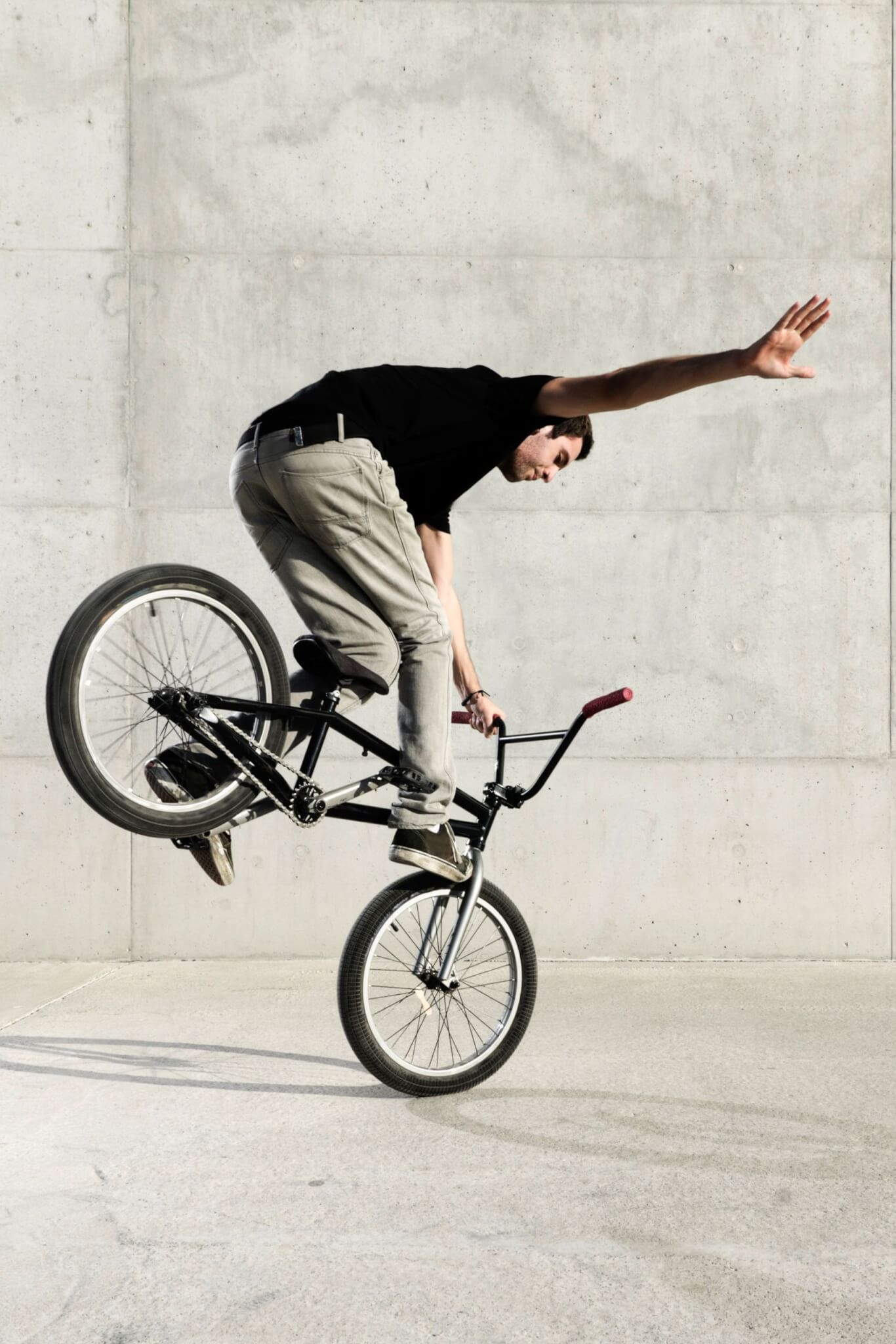 7. Agilidade e equilíbrio Andar de bicicleta melhora a agilidade e o equilíbrio, beneficiando a coordenação motora e a capacidade de reação. Reprodução: EdiCase