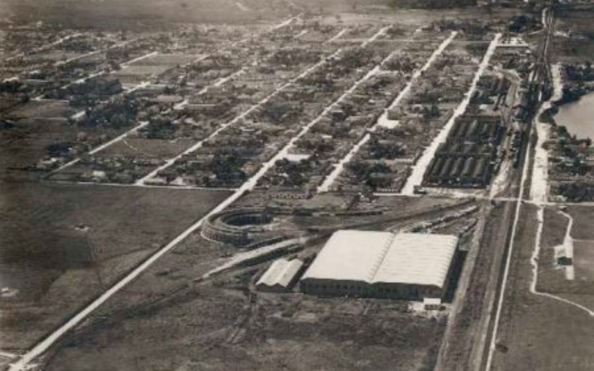 Cruzeiro (SP): Construída em 1930, a rotunda de Cruzeiro abrigava até 15 locomotivas. Após anos de abandono, foi transformada em centro cultural nos anos 1990.  O prédio de 6.361 m² passou por reformas com apoio da Fundação Iochpe-Maxion e hoje é espaço de atividades culturais.  O caso de Cruzeiro é um dos poucos exemplos de reaproveitamento das antigas rotundas.. Foto: Reprodução/Estações Ferroviárias do Brasil