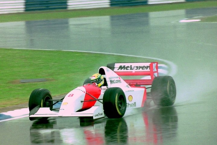 Desde cedo, Senna demonstrava uma capacidade impressionante de correr em condições adversas, como chuva intensa.  Reprodução: Flipar