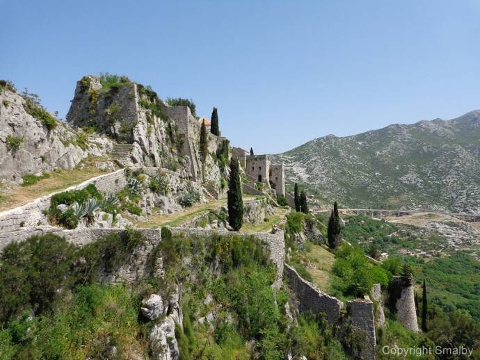 Fortaleza Klis (Croácia): sediou parte da ação passada em Meereen, cidade de escravos tomada por Daenerys na quarta temporada. Foto: Wikimedia Commons