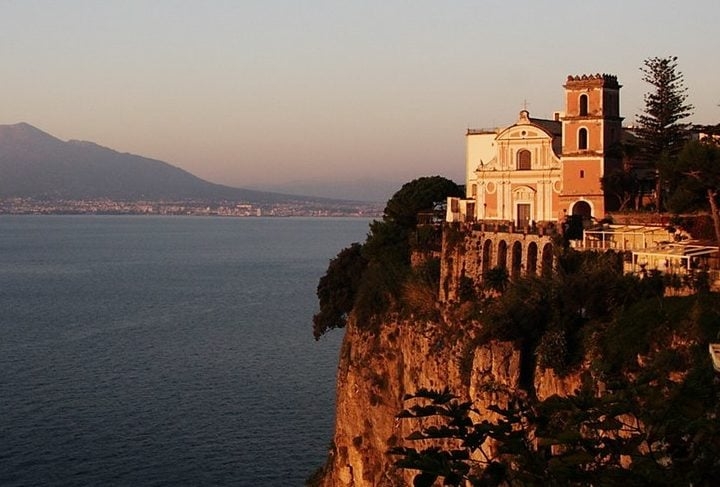 Igreja da Santissima Annunziata - Vico Equense - Construída entre 1320 e 1330. A igreja é famosa por sua localização em um promontório rochoso, com vista para o mar, a Baía de Nápoles e o Monte Vesúvio.  Reprodução: Flipar