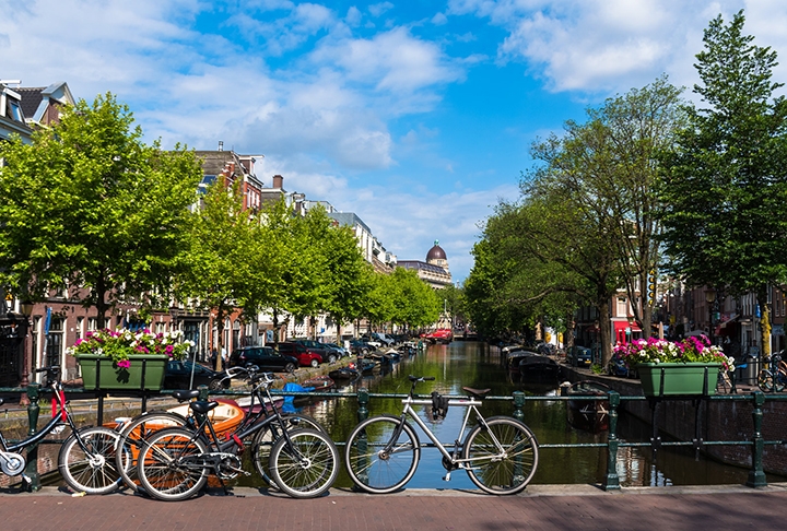 A rua, assim como quase todas da cidade, é rica em pessoas andando de bicicleta, bem como muitas árvores. Ali perto ficam dois pontos turísticos: o Museu Nacional e a Casa de Anne Frank.  Reprodução: Flipar