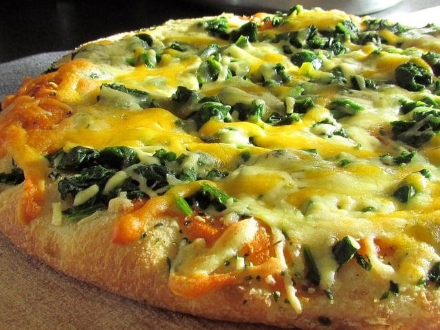 Com isso, diversas receitas podem incluir o espinafre, que dará um toque a mais e um gosto único. Um exemplo disso é até em receitas mais pesadas como massas e pizzas. Reprodução: Flipar