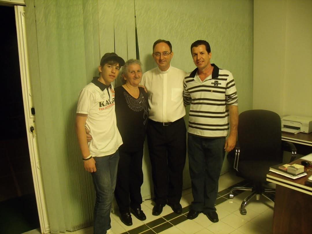 Dom Sérgio da Rocha com a tia Dina Liberata e os primos Vinícius e Venicio Ramos, na sua posse como arcebispo na Arquidiocese de Brasilia; família sempre presente. Foto: Reprodução