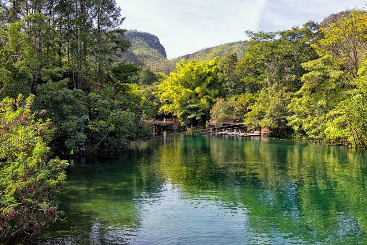 Enquanto explorava as montanhas do estado, o bandeirante encontrou fontes borbulhantes saindo das rochas do rio quente. Era como um tesouro escondido que jorrava em abundância, criando um lindo fenômeno da natureza.
 Reprodução: Flipar