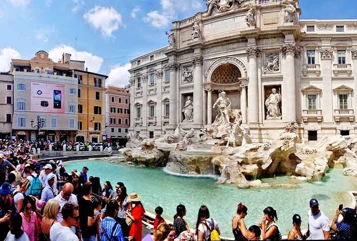 FONTANA DI TREVI - Itália-  Fica no bairro Trevi, em Roma e foi inaugurado em 1762. Famoso por sua grandiosidade e pela tradição de jogar moedas, simbolizando o desejo de voltar à cidade. Suas esculturas em mármore, que representam Netuno e outros elementos do mar, tornam-no um verdadeiro espetáculo. Reprodução: Flipar