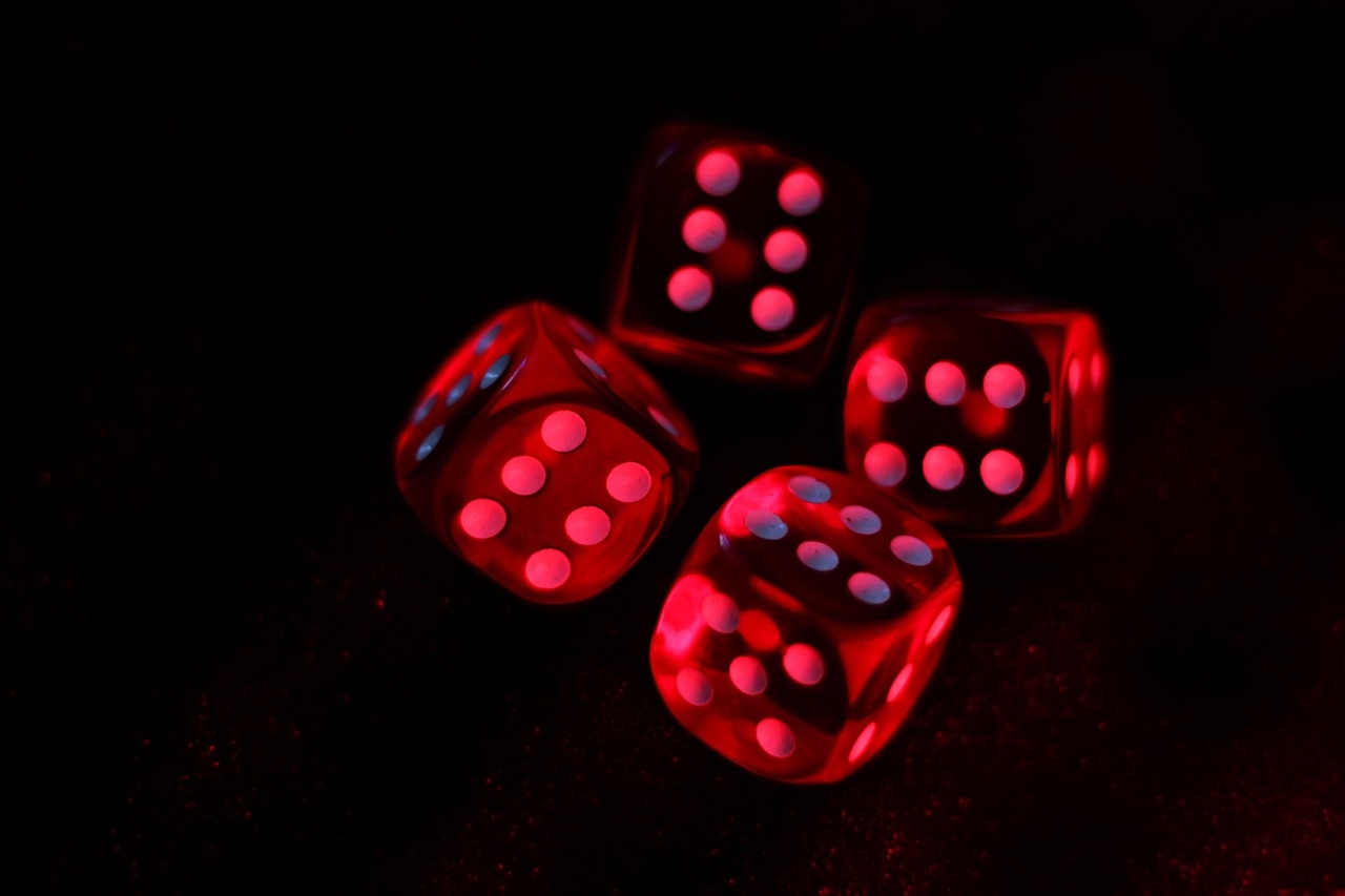 Nos tempos modernos, os dados se tornaram um componente indispensável em uma infinidade de jogos de tabuleiro, videogames e até em jogos de estratégia como RPGs (Role Playing Games). Reprodução: Flipar
