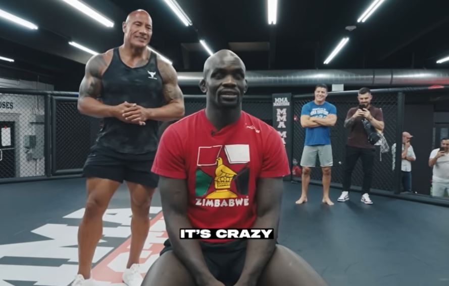 Dwayne disse que se sensibilizou com a história do lutador, nascido no Zimbábue, que estava sem dinheiro, dormindo no sofá da academia MMA Masters.  Reprodução: Flipar