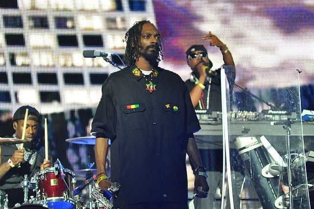 Snoop Dogg - Nascido em 20/10/1971 em Long Beach, na Califórnia, EUA, o cantor e compositor de rap mede 1,93 metro. 