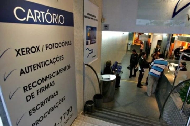 No caso de mudança do sobrenome, é preciso comprovar vínculo afetivo ou de parentesco com alguém que carregue a identidade pretendida. 
 Reprodução: Flipar